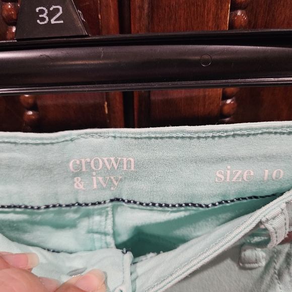 Crown & Ivy Cropped Capris - Picture 3 of 4